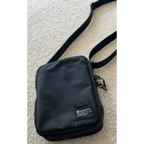 Lululemon Easy Access Crossbody Bag Black 1.5L Messenger Bag - Picture 4 of 10